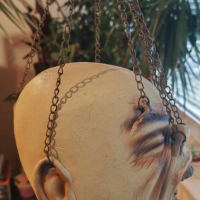 Декорация за Хелоуин - латексова глава с вериги за окачване, снимка 2 - Декорация за дома - 44706574