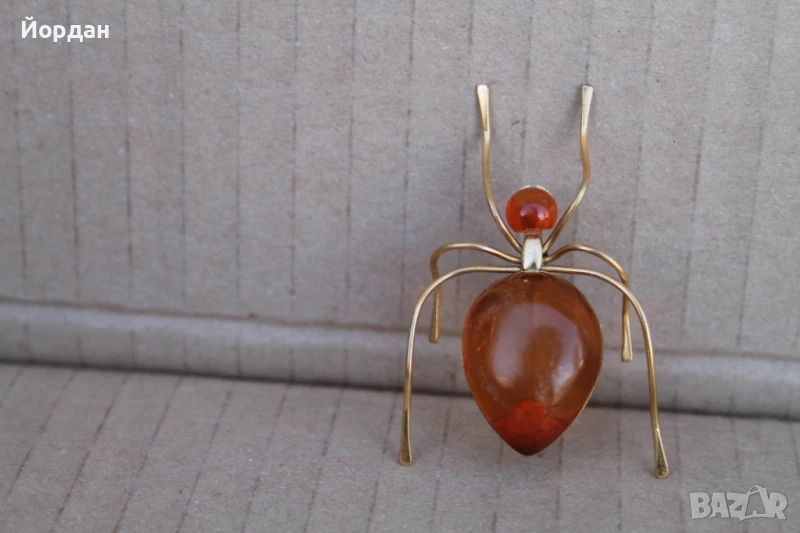 Позлатена кехлибарена брошка, снимка 1