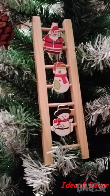 Новогодишна играчка дървена стълбичка с дядо коледа и два снежни човека, снимка 1