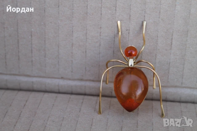Позлатена кехлибарена брошка
