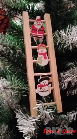 Новогодишна играчка дървена стълбичка с дядо коледа и два снежни човека