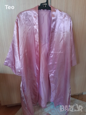 Розов сатенен халат за шаферка с надпис от камъни + подарък лента, снимка 3 - Други - 52933475