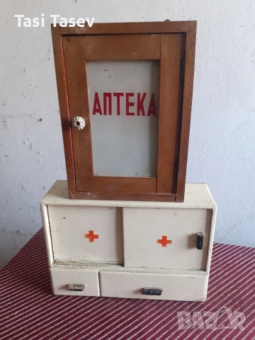 Стари аптечки за стена