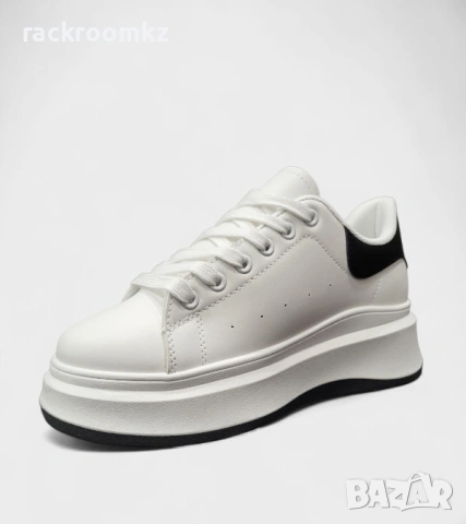 Модерни бели дамски кецове с черни детайли и меченце аксесоар D2349-2 white, снимка 2 - Кецове - 53710771