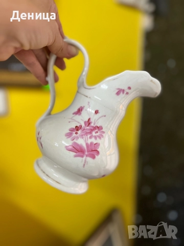 Един винтидж разкош💗 Порцеланова кана за вода Вместимост-500/600 мл и височина-17 см Ръчно рисувана