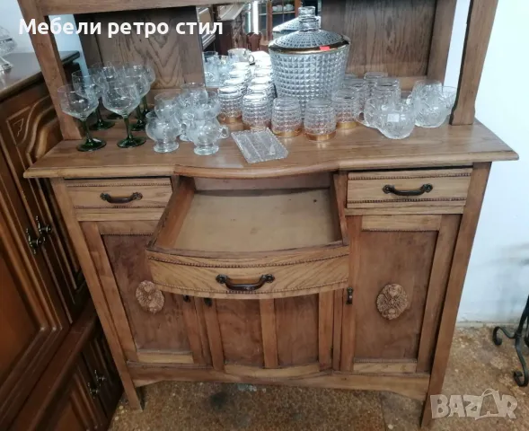 Ретро бюфет с красив старинен витраж. Шкафа е в много добро състояние ., снимка 6 - Шкафове - 49324374