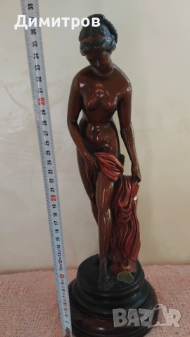 Красива скулптура на млада дама от бронз