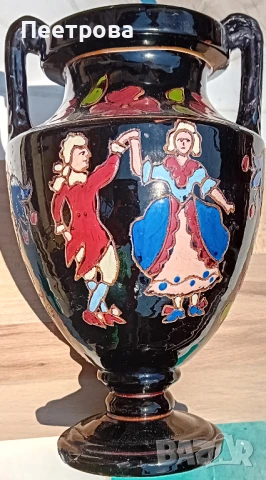 Старинна, ръчно рисувана ваза.