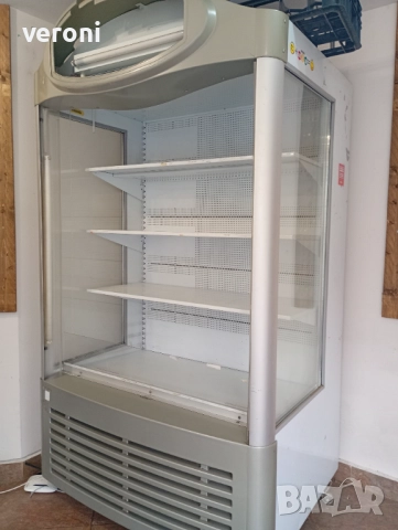 Вертикална хладилна витрина 