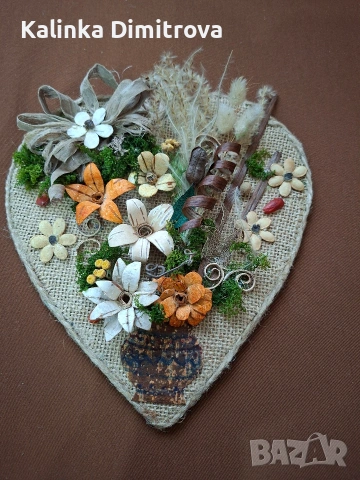 Ръчно изработени декорации с цветя.