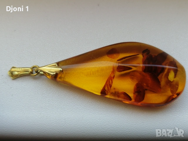 Кехлибарена висулка със златен държач 