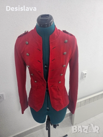 Червено сако