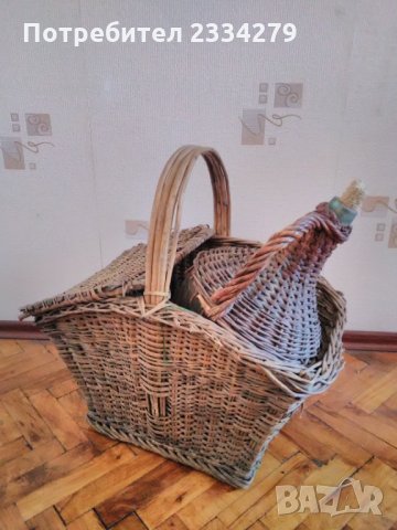Автентичен кошник и дамаджана за декорация към битова къща.