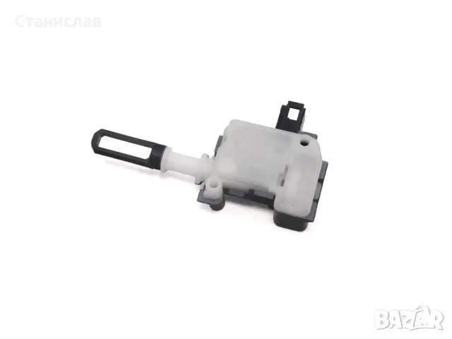 VW Touareg 7L Facelift Моторче за заключване на багажник , снимка 4 - Части - 50359651