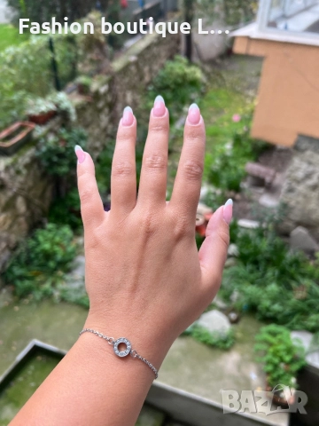 Сребриста гривна с кръгче с блестящи камъчета ❤️