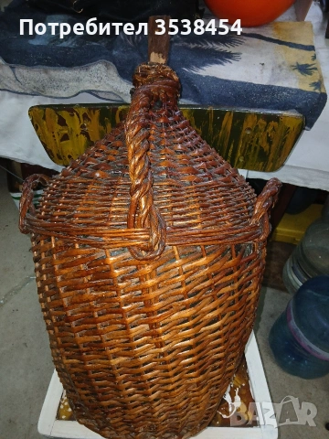 Стъклени дамаджани с ратанова оплетка