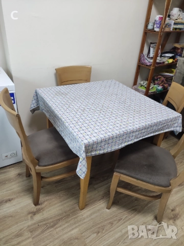 Кухненски комплект  маса от масивно дърво 90/90см+4 стола , снимка 3 - Маси - 52536685