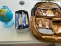 Бяло бюро IKEA за компютър с подаръци, снимка 2