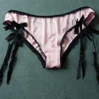 М розови сатенирани изрязани бикини/бразилиани с черни жартиери, снимка 2 - Бельо - 40501245