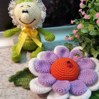 Плетена играчка Буболечка+голямо цвете, Плетени, ръчно изработени., снимка 8 - Романтични подаръци - 32279475