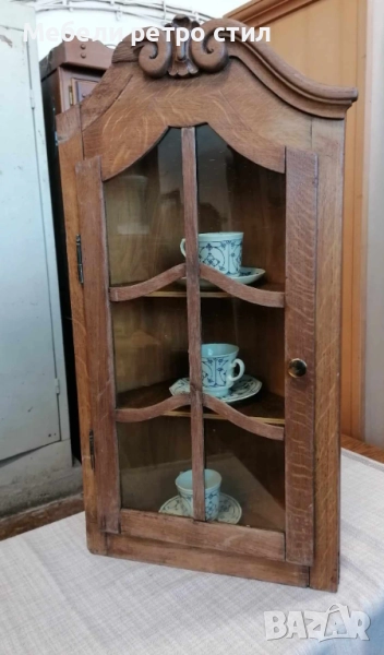Красива ъглова витрина  от дърво, с декоративна дърворезба в горната част., снимка 1