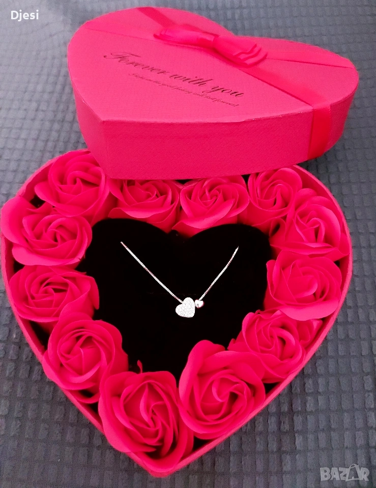 Кутия сърце с декоративни рози и сребърно колие, снимка 1