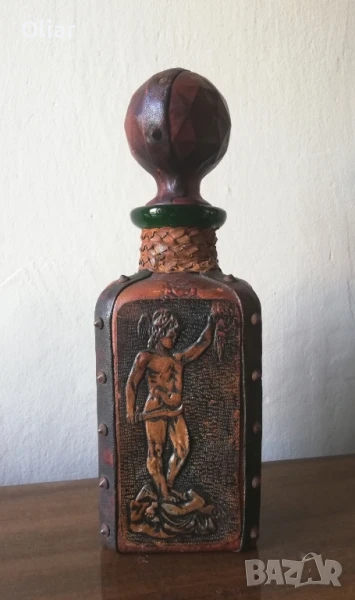 Красива и нестандартна бутилка от стъкло и щампирана кожа., снимка 1