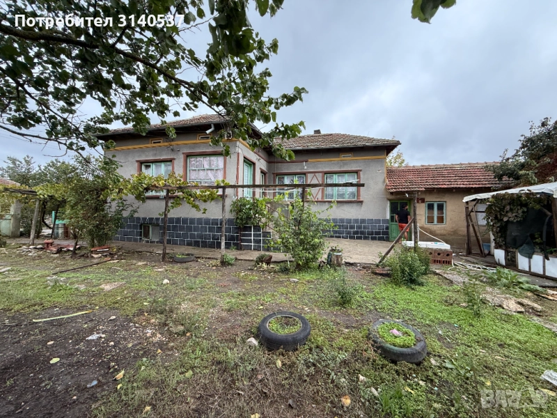 Голяма частично ремонтирана къща на 20км от Морският бряг!, снимка 1