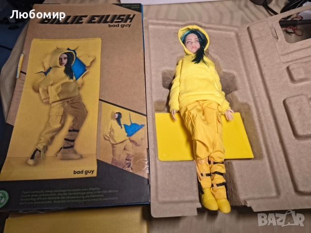Били Айлиш Bandai 10.5" колекционерска фигурка кукла Bad Guy с дрехи и фон, вдъхновени от , снимка 10 - Кукли - 52756326