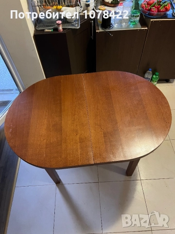 Продавам дървена овална маса за хранене, която се разтега.