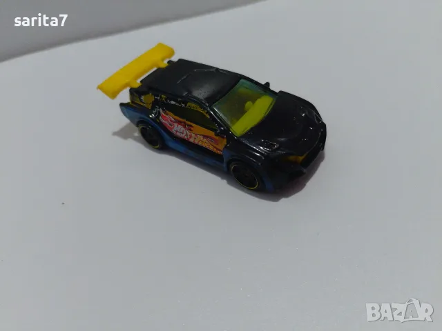 Модел количка на Хот уилс / Hot Wheels (мащаб 1:64) с жълт спойлер и пламъци