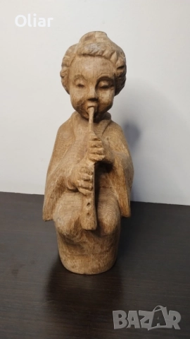 Изключително красива, дървена статуетка, фигура от дърво на момче.