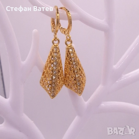 Триъгълни ажурни обеци с камъни – с позлата