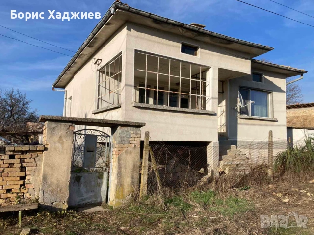 Едностайна къща с двор и стопански постройки с.Медовина