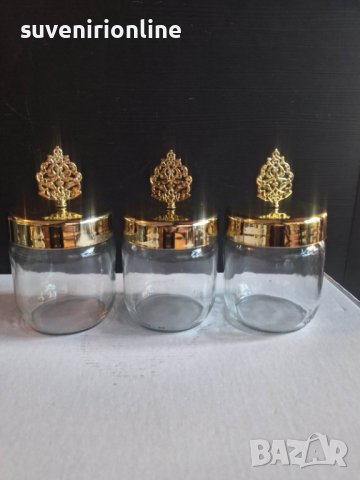 тройка стъклени буркани