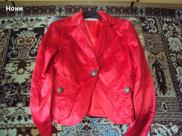 Сатенено червено сако на MAX MARA ръст S, снимка 2 - Сака - 51465250