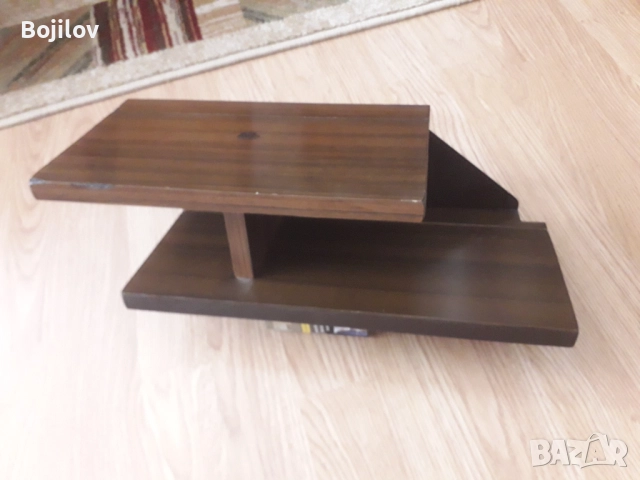 Продавам,рафтче за монтаж на стена,за телефон,списания 