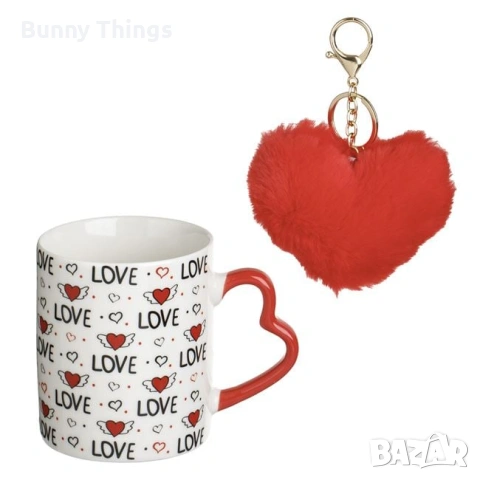 Керамична бяла чаша с дръжка сърце и пухкав ключодържател червено сърце – 350 мл/ Свети Валентин