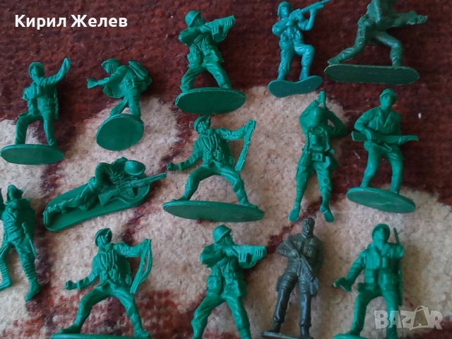 Войници пластмасови 12 броя 51736, снимка 4 - Колекции - 52105633