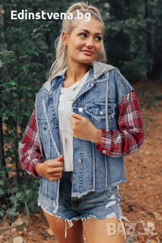 Дамско дънково яке в син цвят с контрастни ръкави на червено каре, снимка 1