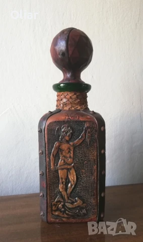 Красива и нестандартна бутилка от стъкло и щампирана кожа.