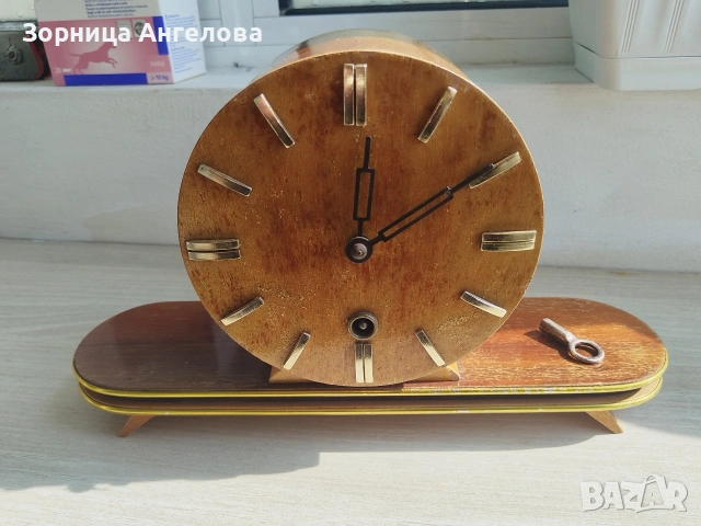 Продавам стар немски механичен часовник с ключ (VEB Halberg, ГДР). Работи отлично.