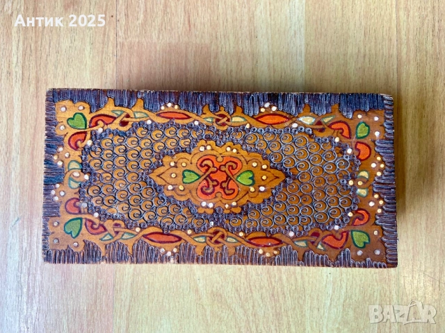 Старинна дървена кутия с ярък народен орнамент, снимка 2 - Антикварни и старинни предмети - 52856532