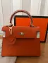 Hermes Kelly Луксозна Дамска Чанта В Класически Оранжев Цвят Код DST86, снимка 1