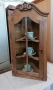 Красива ъглова витрина  от дърво, с декоративна дърворезба в горната част., снимка 1