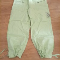 Зелен панталон с бродерия пеперуди, с цепка отстрани на бедрото, снимка 2 - Панталони - 38844623