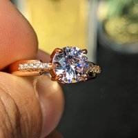 Страхотен дамски пръстен от медицинско злато и красив камък Сваровски. Уникално качество за цената! , снимка 2 - Пръстени - 40567277