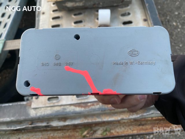 Вакуум помпа HELLA за централно заключване за VW, 1H0962257, 1H0 962 257, снимка 3 - Части - 40513085