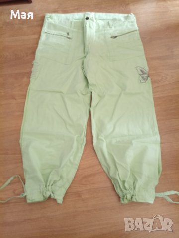 Зелен панталон с бродерия пеперуди, с цепка отстрани на бедрото, снимка 2 - Панталони - 38844623
