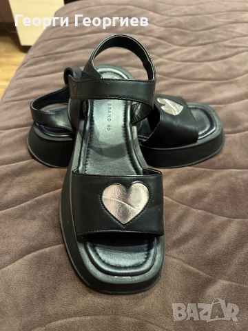 Страхотни сандалки